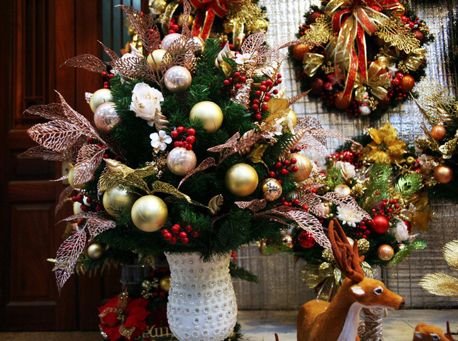 Thị trường đồ trang trí Noel: Xuất hiện nhiều món khủng với giá tiền triệu vẫn hút khách